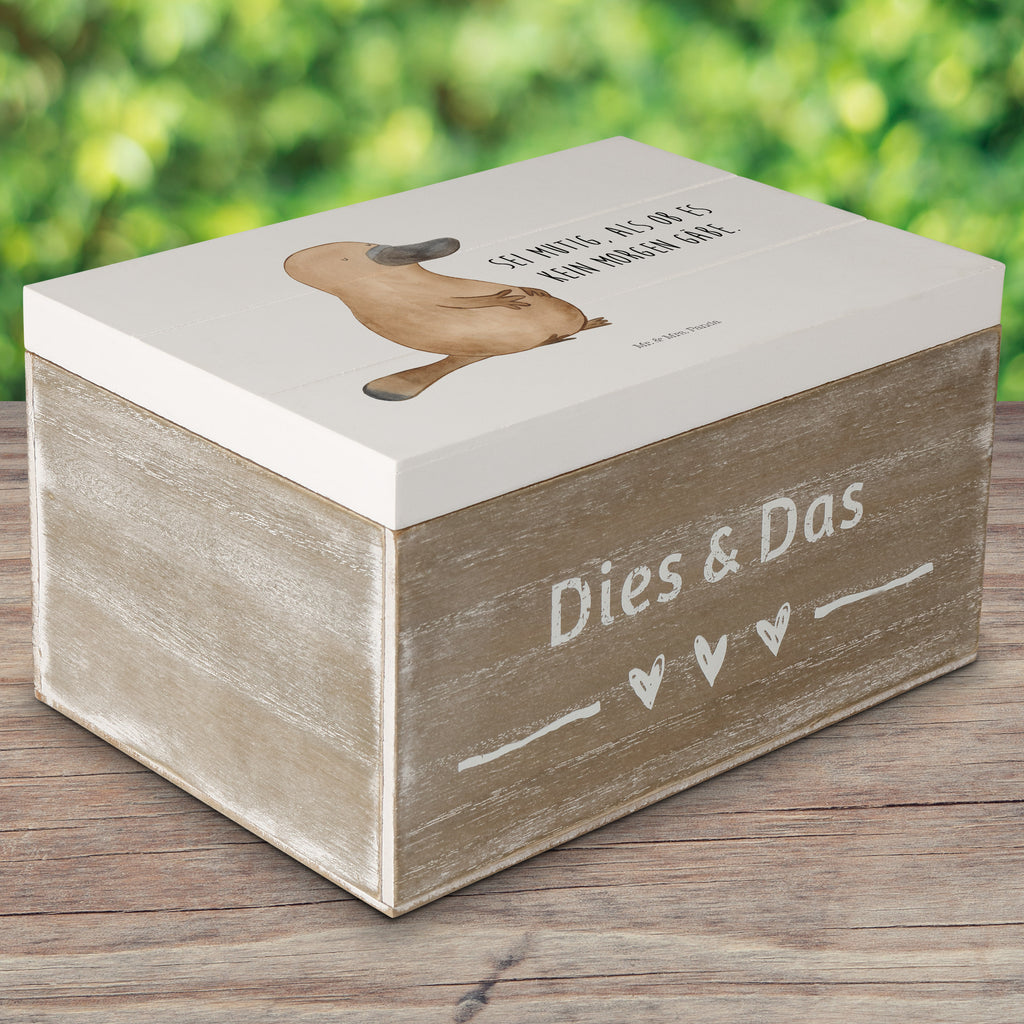 Holzkiste Schnabeltier mutig Holzkiste, Kiste, Schatzkiste, Truhe, Schatulle, XXL, Erinnerungsbox, Erinnerungskiste, Dekokiste, Aufbewahrungsbox, Meerestiere, Meer, Urlaub, Schnabeltier, Mut, mutig, Lebensweisheit, Schnabeltiere, Motivation, Training, Büro, Arbeit, Neuanfang, Neustart, Weltreise, Raodtrip