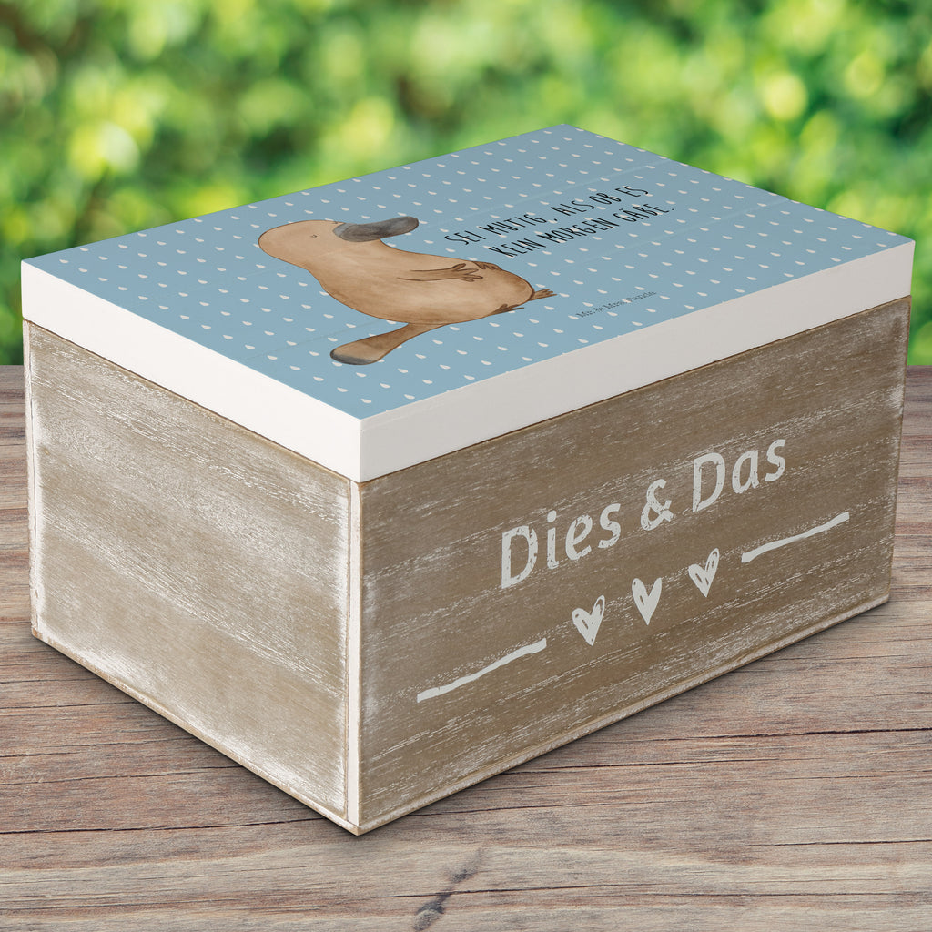 Holzkiste Schnabeltier mutig Holzkiste, Kiste, Schatzkiste, Truhe, Schatulle, XXL, Erinnerungsbox, Erinnerungskiste, Dekokiste, Aufbewahrungsbox, Meerestiere, Meer, Urlaub, Schnabeltier, Mut, mutig, Lebensweisheit, Schnabeltiere, Motivation, Training, Büro, Arbeit, Neuanfang, Neustart, Weltreise, Raodtrip