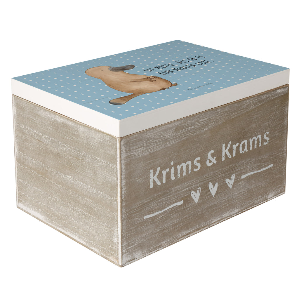 Holzkiste Schnabeltier mutig Holzkiste, Kiste, Schatzkiste, Truhe, Schatulle, XXL, Erinnerungsbox, Erinnerungskiste, Dekokiste, Aufbewahrungsbox, Meerestiere, Meer, Urlaub, Schnabeltier, Mut, mutig, Lebensweisheit, Schnabeltiere, Motivation, Training, Büro, Arbeit, Neuanfang, Neustart, Weltreise, Raodtrip