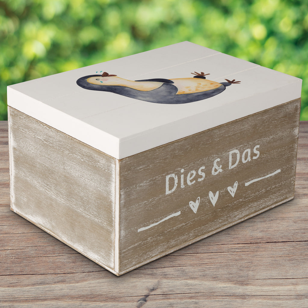 Holzkiste Pinguin lachend Holzkiste, Kiste, Schatzkiste, Truhe, Schatulle, XXL, Erinnerungsbox, Erinnerungskiste, Dekokiste, Aufbewahrungsbox, Pinguin, Pinguine, lustiger Spruch, Optimismus, Fröhlich, Lachen, Humor, Fröhlichkeit
