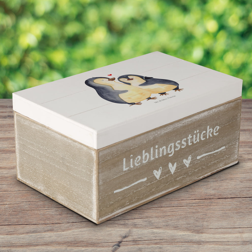Holzkiste Pinguin umarmend Holzkiste, Kiste, Schatzkiste, Truhe, Schatulle, XXL, Erinnerungsbox, Erinnerungskiste, Dekokiste, Aufbewahrungsbox, Pinguin, Liebe, Liebespaar, Liebesbeweis, Liebesgeschenk, Verlobung, Jahrestag, Hochzeitstag, Hochzeit, Hochzeitsgeschenk