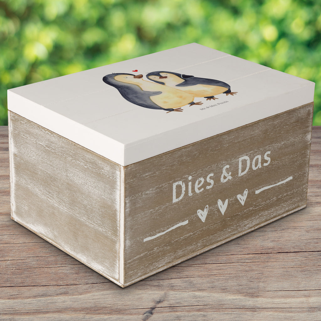 Holzkiste Pinguin umarmend Holzkiste, Kiste, Schatzkiste, Truhe, Schatulle, XXL, Erinnerungsbox, Erinnerungskiste, Dekokiste, Aufbewahrungsbox, Pinguin, Liebe, Liebespaar, Liebesbeweis, Liebesgeschenk, Verlobung, Jahrestag, Hochzeitstag, Hochzeit, Hochzeitsgeschenk