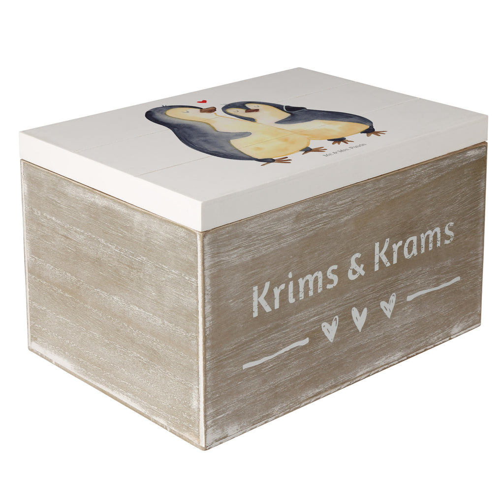 Holzkiste Pinguin umarmend Holzkiste, Kiste, Schatzkiste, Truhe, Schatulle, XXL, Erinnerungsbox, Erinnerungskiste, Dekokiste, Aufbewahrungsbox, Pinguin, Liebe, Liebespaar, Liebesbeweis, Liebesgeschenk, Verlobung, Jahrestag, Hochzeitstag, Hochzeit, Hochzeitsgeschenk
