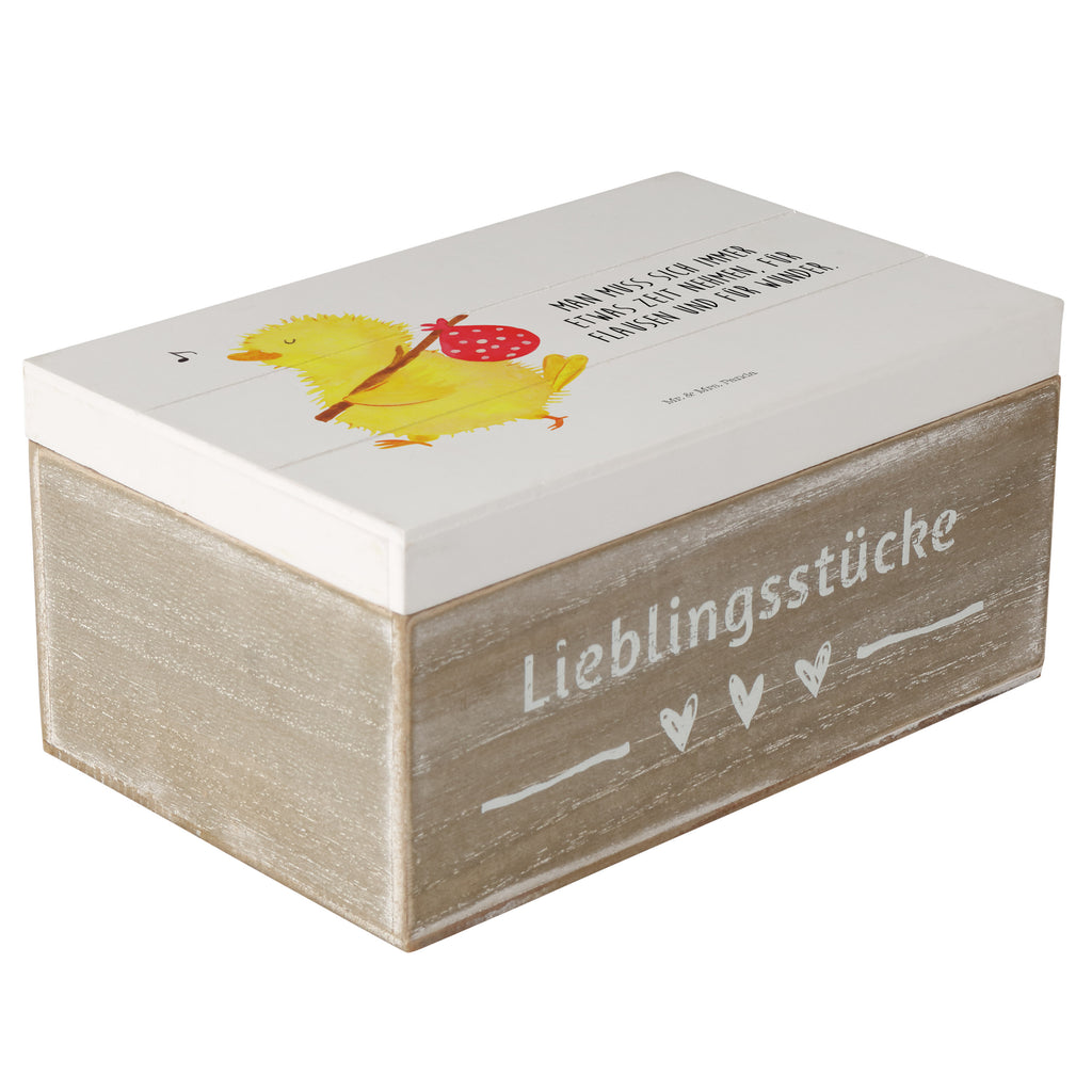 Holzkiste Küken Wanderer Holzkiste, Kiste, Schatzkiste, Truhe, Schatulle, XXL, Erinnerungsbox, Erinnerungskiste, Dekokiste, Aufbewahrungsbox, Ostern, Osterhase, Ostergeschenke, Osternest, Osterdeko, Geschenk zu Ostern, Küken, Osterei, Ostereier, Ei, Frühlingsgefühle, Freude, Grüße, liebe Grüße, Frohe Ostern, Ostergrüße, Flausen, Wunder, Reisen, Weltenbummler, Zeit, Zeitmanagement, Backpacker