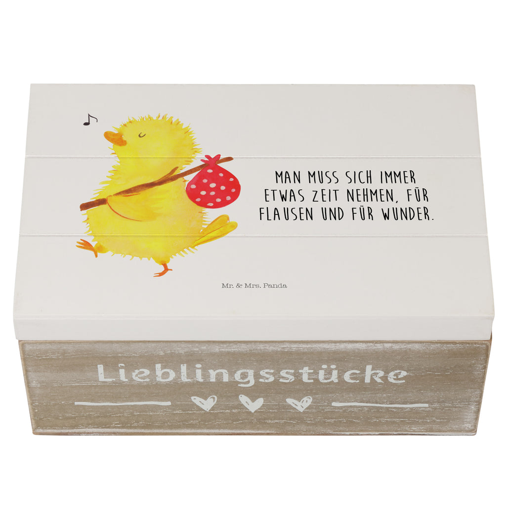 Holzkiste Küken Wanderer Holzkiste, Kiste, Schatzkiste, Truhe, Schatulle, XXL, Erinnerungsbox, Erinnerungskiste, Dekokiste, Aufbewahrungsbox, Ostern, Osterhase, Ostergeschenke, Osternest, Osterdeko, Geschenk zu Ostern, Küken, Osterei, Ostereier, Ei, Frühlingsgefühle, Freude, Grüße, liebe Grüße, Frohe Ostern, Ostergrüße, Flausen, Wunder, Reisen, Weltenbummler, Zeit, Zeitmanagement, Backpacker