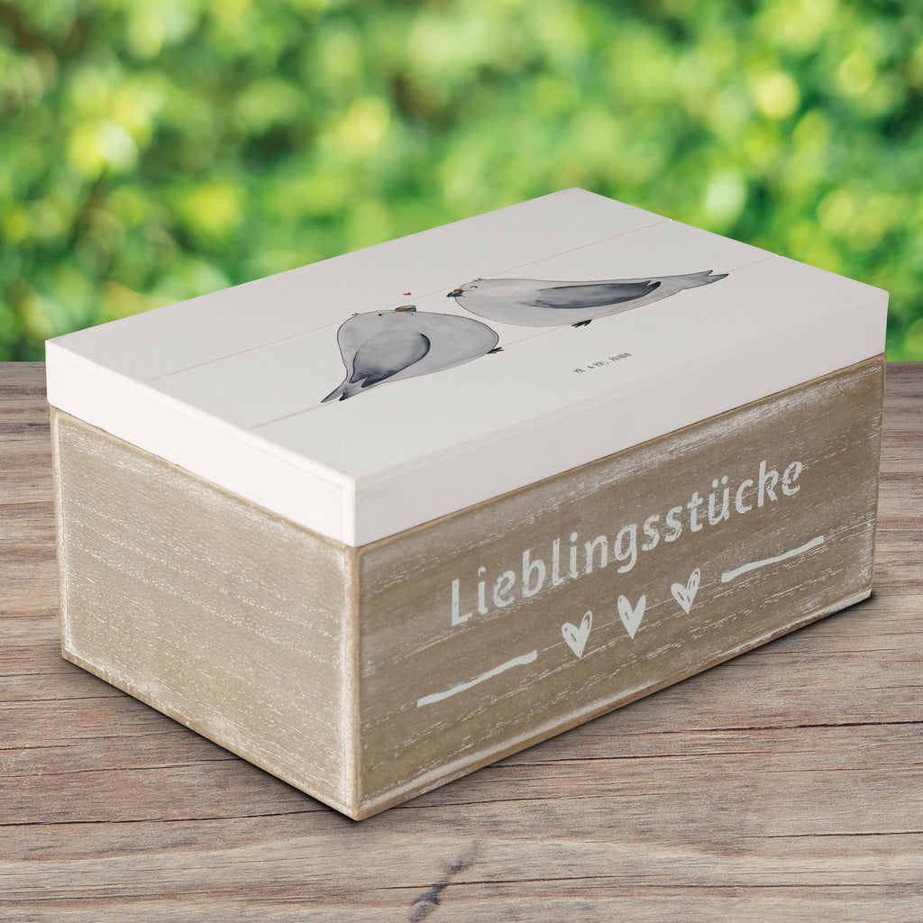 Holzkiste Turteltauben Liebe Holzkiste, Kiste, Schatzkiste, Truhe, Schatulle, XXL, Erinnerungsbox, Erinnerungskiste, Dekokiste, Aufbewahrungsbox, Liebe, Partner, Freund, Freundin, Ehemann, Ehefrau, Heiraten, Verlobung, Heiratsantrag, Liebesgeschenk, Jahrestag, Hocheitstag, Turteltauben, Turteltäubchen, Tauben, Verliebt, Verlobt, Verheiratet, Geschenk Freundin, Geschenk Freund, Liebesbeweis, Hochzeitstag, Geschenk Hochzeit
