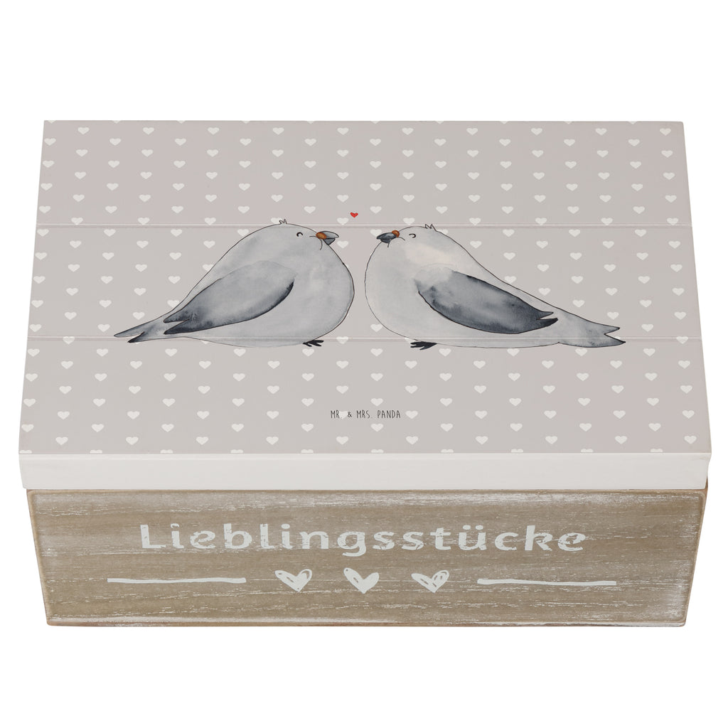 Holzkiste Turteltauben Liebe Holzkiste, Kiste, Schatzkiste, Truhe, Schatulle, XXL, Erinnerungsbox, Erinnerungskiste, Dekokiste, Aufbewahrungsbox, Liebe, Partner, Freund, Freundin, Ehemann, Ehefrau, Heiraten, Verlobung, Heiratsantrag, Liebesgeschenk, Jahrestag, Hocheitstag, Turteltauben, Turteltäubchen, Tauben, Verliebt, Verlobt, Verheiratet, Geschenk Freundin, Geschenk Freund, Liebesbeweis, Hochzeitstag, Geschenk Hochzeit
