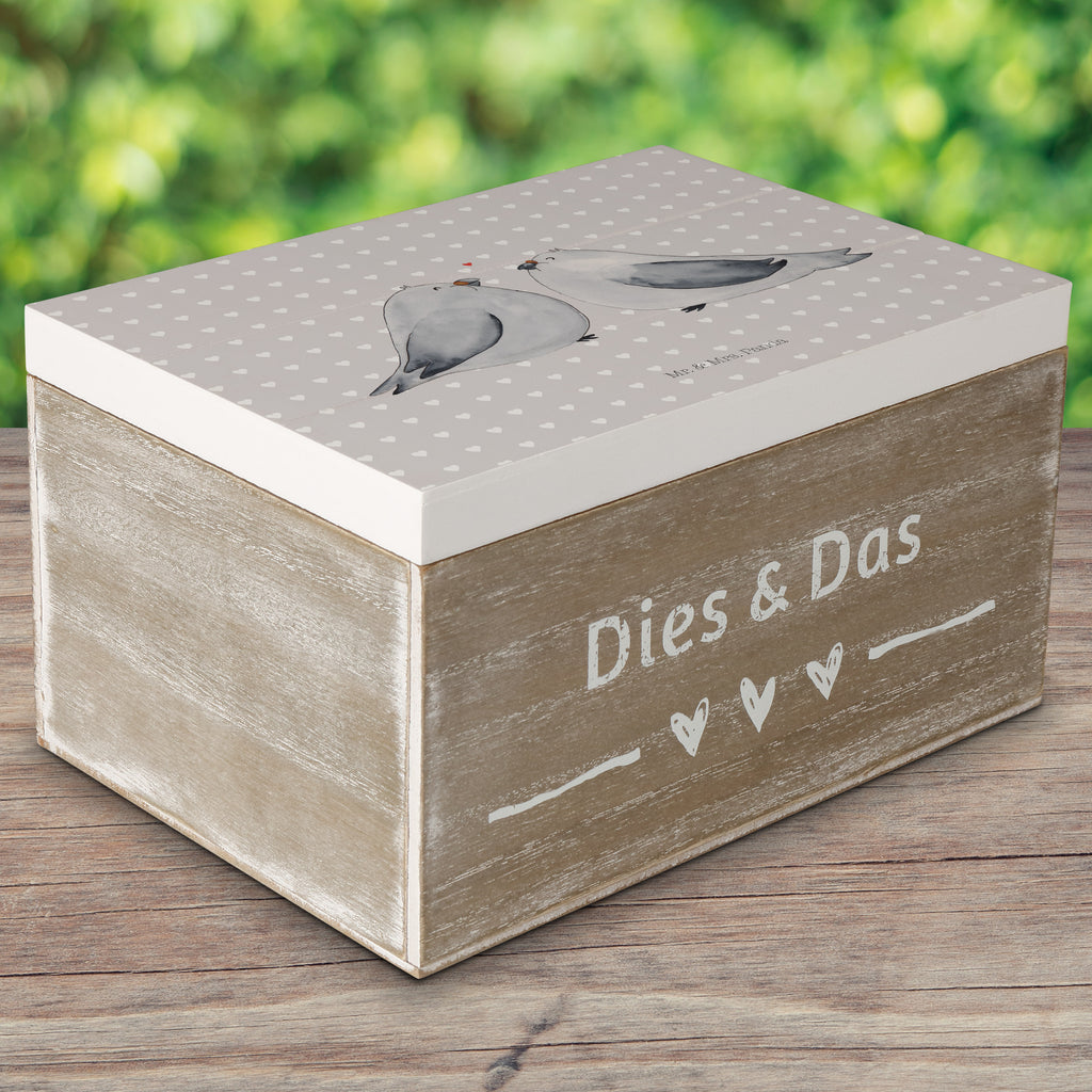 Holzkiste Turteltauben Liebe Holzkiste, Kiste, Schatzkiste, Truhe, Schatulle, XXL, Erinnerungsbox, Erinnerungskiste, Dekokiste, Aufbewahrungsbox, Liebe, Partner, Freund, Freundin, Ehemann, Ehefrau, Heiraten, Verlobung, Heiratsantrag, Liebesgeschenk, Jahrestag, Hocheitstag, Turteltauben, Turteltäubchen, Tauben, Verliebt, Verlobt, Verheiratet, Geschenk Freundin, Geschenk Freund, Liebesbeweis, Hochzeitstag, Geschenk Hochzeit