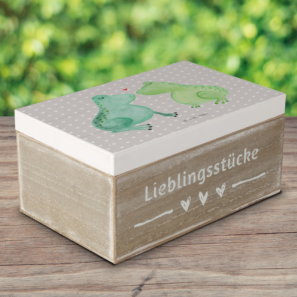 Holzkiste Frosch Liebe Holzkiste, Kiste, Schatzkiste, Truhe, Schatulle, XXL, Erinnerungsbox, Erinnerungskiste, Dekokiste, Aufbewahrungsbox, Liebe, Partner, Freund, Freundin, Ehemann, Ehefrau, Heiraten, Verlobung, Heiratsantrag, Liebesgeschenk, Jahrestag, Hocheitstag, Verliebt, Verlobt, Verheiratet, Geschenk Freundin, Geschenk Freund, Liebesbeweis, Hochzeitstag, Geschenk Hochzeit, Frosch, Frösche, Froschkönig, Fröschchen
