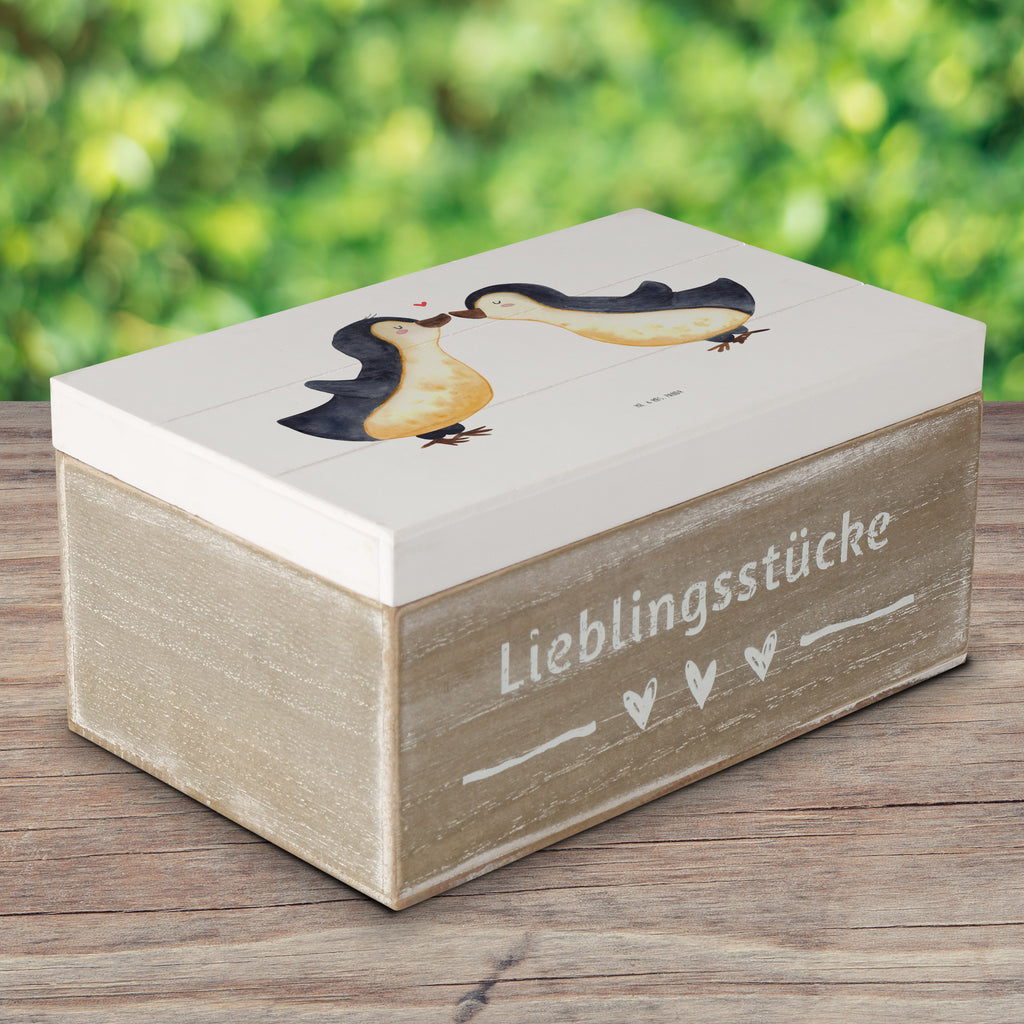 Holzkiste Pinguin Liebe Holzkiste, Kiste, Schatzkiste, Truhe, Schatulle, XXL, Erinnerungsbox, Erinnerungskiste, Dekokiste, Aufbewahrungsbox, Liebe, Partner, Freund, Freundin, Ehemann, Ehefrau, Heiraten, Verlobung, Heiratsantrag, Liebesgeschenk, Jahrestag, Hocheitstag, Pinguin, Pinguine, Pinguin Paar, Pinguinpaar, Pinguin Liebe, Paar, Pärchen. Liebespaar, Liebesbeweis, Liebesspruch, Hochzeitstag, Geschenk Freund, Geschenk Freundin, Verlobte, Verlobter, Love, Geschenk Hochzeitstag, Geschenkidee, Hochzeit, Gastgeschenk