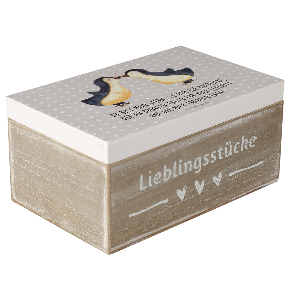 Holzkiste Pinguin Liebe Holzkiste, Kiste, Schatzkiste, Truhe, Schatulle, XXL, Erinnerungsbox, Erinnerungskiste, Dekokiste, Aufbewahrungsbox, Liebe, Partner, Freund, Freundin, Ehemann, Ehefrau, Heiraten, Verlobung, Heiratsantrag, Liebesgeschenk, Jahrestag, Hocheitstag, Pinguin, Pinguine, Pinguin Paar, Pinguinpaar, Pinguin Liebe, Paar, Pärchen. Liebespaar, Liebesbeweis, Liebesspruch, Hochzeitstag, Geschenk Freund, Geschenk Freundin, Verlobte, Verlobter, Love, Geschenk Hochzeitstag, Geschenkidee, Hochzeit, Gastgeschenk