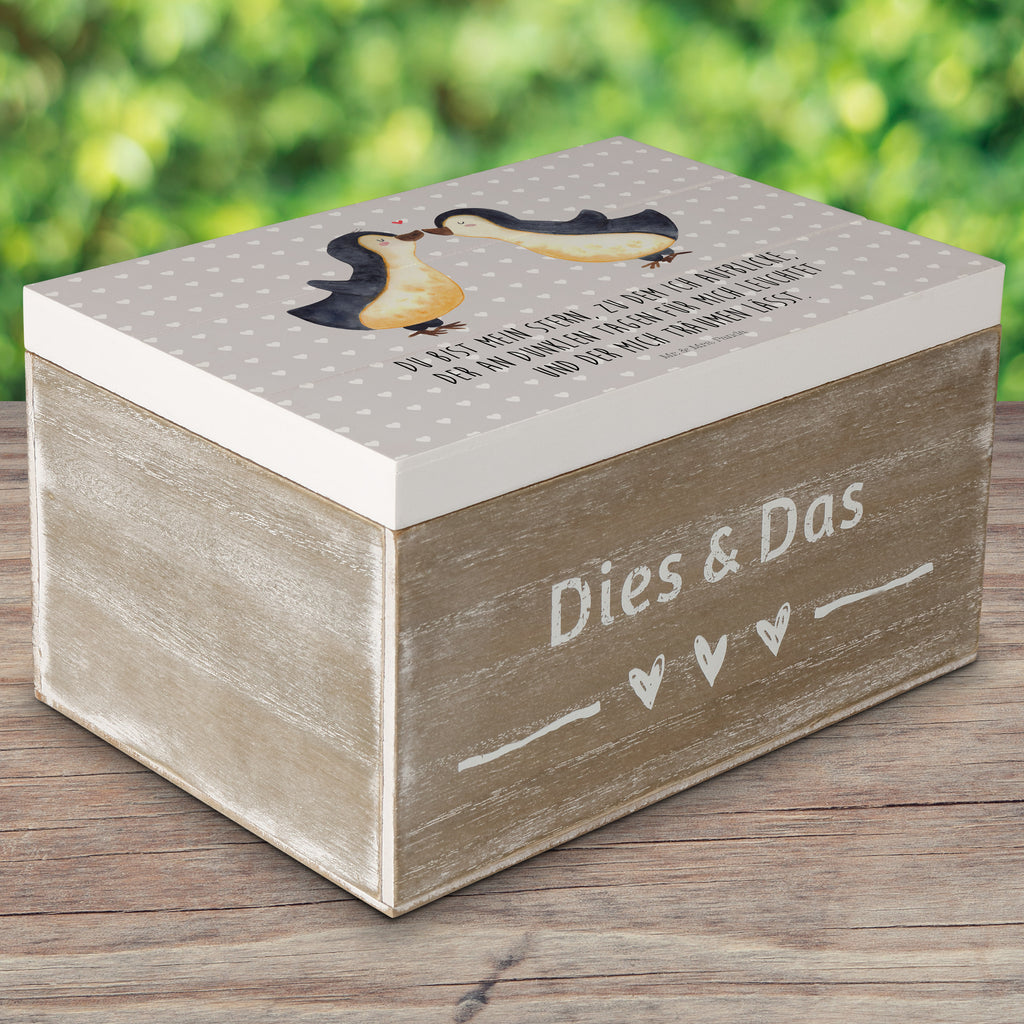 Holzkiste Pinguin Liebe Holzkiste, Kiste, Schatzkiste, Truhe, Schatulle, XXL, Erinnerungsbox, Erinnerungskiste, Dekokiste, Aufbewahrungsbox, Liebe, Partner, Freund, Freundin, Ehemann, Ehefrau, Heiraten, Verlobung, Heiratsantrag, Liebesgeschenk, Jahrestag, Hocheitstag, Pinguin, Pinguine, Pinguin Paar, Pinguinpaar, Pinguin Liebe, Paar, Pärchen. Liebespaar, Liebesbeweis, Liebesspruch, Hochzeitstag, Geschenk Freund, Geschenk Freundin, Verlobte, Verlobter, Love, Geschenk Hochzeitstag, Geschenkidee, Hochzeit, Gastgeschenk