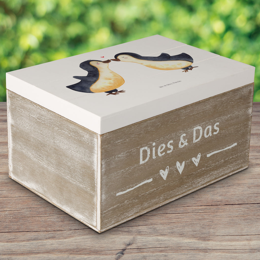 Holzkiste Pinguin Liebe Holzkiste, Kiste, Schatzkiste, Truhe, Schatulle, XXL, Erinnerungsbox, Erinnerungskiste, Dekokiste, Aufbewahrungsbox, Liebe, Partner, Freund, Freundin, Ehemann, Ehefrau, Heiraten, Verlobung, Heiratsantrag, Liebesgeschenk, Jahrestag, Hocheitstag, Pinguin, Pinguine, Pinguin Paar, Pinguinpaar, Pinguin Liebe, Paar, Pärchen. Liebespaar, Liebesbeweis, Liebesspruch, Hochzeitstag, Geschenk Freund, Geschenk Freundin, Verlobte, Verlobter, Love, Geschenk Hochzeitstag, Geschenkidee, Hochzeit, Gastgeschenk
