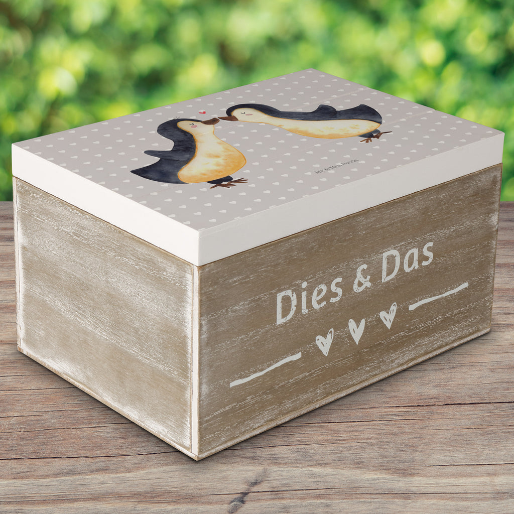 Holzkiste Pinguin Liebe Holzkiste, Kiste, Schatzkiste, Truhe, Schatulle, XXL, Erinnerungsbox, Erinnerungskiste, Dekokiste, Aufbewahrungsbox, Liebe, Partner, Freund, Freundin, Ehemann, Ehefrau, Heiraten, Verlobung, Heiratsantrag, Liebesgeschenk, Jahrestag, Hocheitstag, Pinguin, Pinguine, Pinguin Paar, Pinguinpaar, Pinguin Liebe, Paar, Pärchen. Liebespaar, Liebesbeweis, Liebesspruch, Hochzeitstag, Geschenk Freund, Geschenk Freundin, Verlobte, Verlobter, Love, Geschenk Hochzeitstag, Geschenkidee, Hochzeit, Gastgeschenk