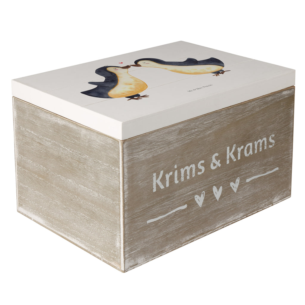 Holzkiste Pinguin Liebe Holzkiste, Kiste, Schatzkiste, Truhe, Schatulle, XXL, Erinnerungsbox, Erinnerungskiste, Dekokiste, Aufbewahrungsbox, Liebe, Partner, Freund, Freundin, Ehemann, Ehefrau, Heiraten, Verlobung, Heiratsantrag, Liebesgeschenk, Jahrestag, Hocheitstag, Pinguin, Pinguine, Pinguin Paar, Pinguinpaar, Pinguin Liebe, Paar, Pärchen. Liebespaar, Liebesbeweis, Liebesspruch, Hochzeitstag, Geschenk Freund, Geschenk Freundin, Verlobte, Verlobter, Love, Geschenk Hochzeitstag, Geschenkidee, Hochzeit, Gastgeschenk