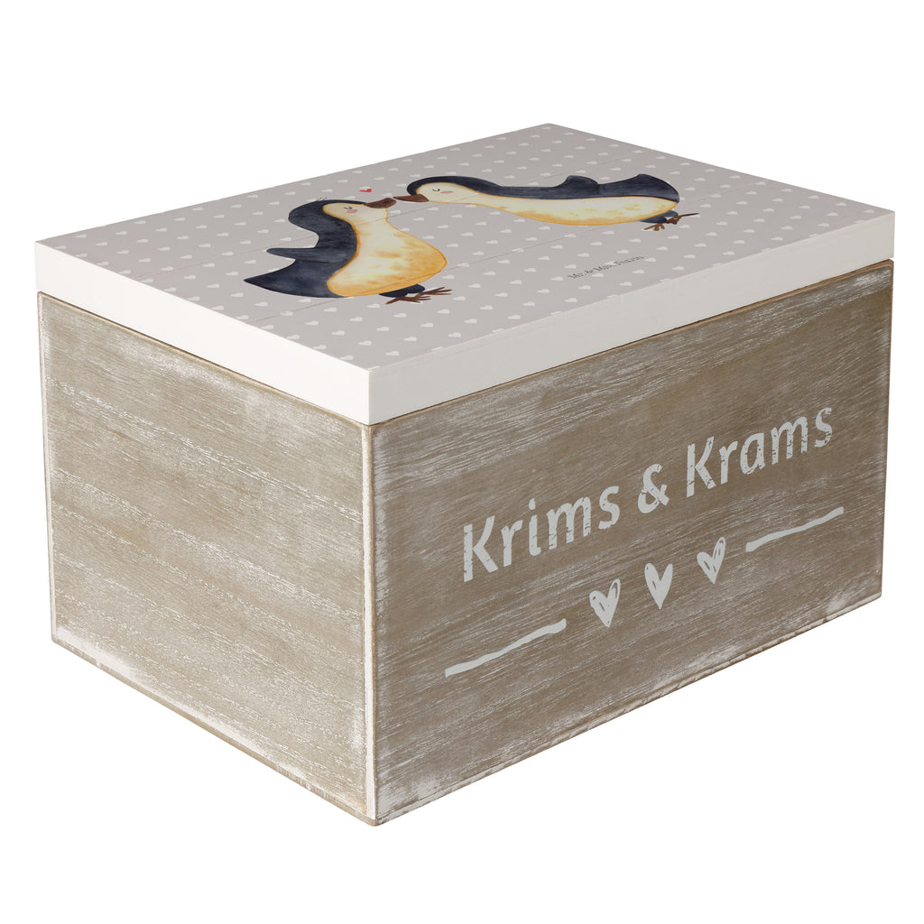 Holzkiste Pinguin Liebe Holzkiste, Kiste, Schatzkiste, Truhe, Schatulle, XXL, Erinnerungsbox, Erinnerungskiste, Dekokiste, Aufbewahrungsbox, Liebe, Partner, Freund, Freundin, Ehemann, Ehefrau, Heiraten, Verlobung, Heiratsantrag, Liebesgeschenk, Jahrestag, Hocheitstag, Pinguin, Pinguine, Pinguin Paar, Pinguinpaar, Pinguin Liebe, Paar, Pärchen. Liebespaar, Liebesbeweis, Liebesspruch, Hochzeitstag, Geschenk Freund, Geschenk Freundin, Verlobte, Verlobter, Love, Geschenk Hochzeitstag, Geschenkidee, Hochzeit, Gastgeschenk