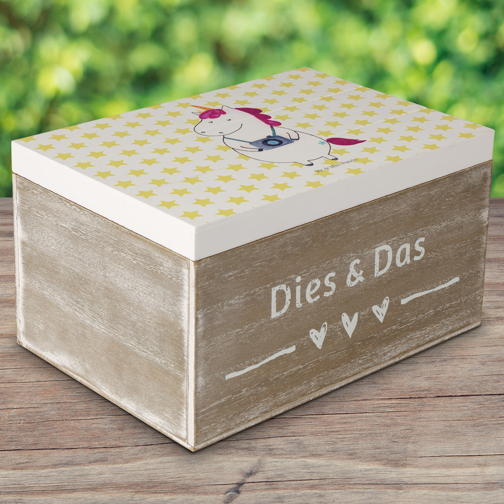 Holzkiste Einhorn Fotograf Holzkiste, Kiste, Schatzkiste, Truhe, Schatulle, XXL, Erinnerungsbox, Erinnerungskiste, Dekokiste, Aufbewahrungsbox, Einhorn, Einhörner, Einhorn Deko, Pegasus, Unicorn, Fotograf, Fotografie, Kamera, Reisen, Weltreise, Weltenbummler, Urlaub, Tourist, Kurztrip, Reise, Städtereise