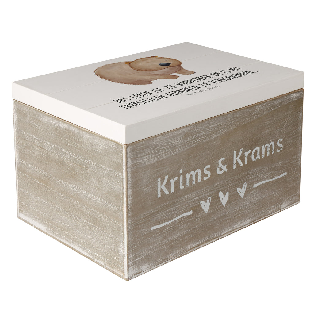 Holzkiste Wombat Holzkiste, Kiste, Schatzkiste, Truhe, Schatulle, XXL, Erinnerungsbox, Erinnerungskiste, Dekokiste, Aufbewahrungsbox, Tiermotive, Gute Laune, lustige Sprüche, Tiere, Wombat, Das Leben ist schön, Motivation, Spruch, Australien