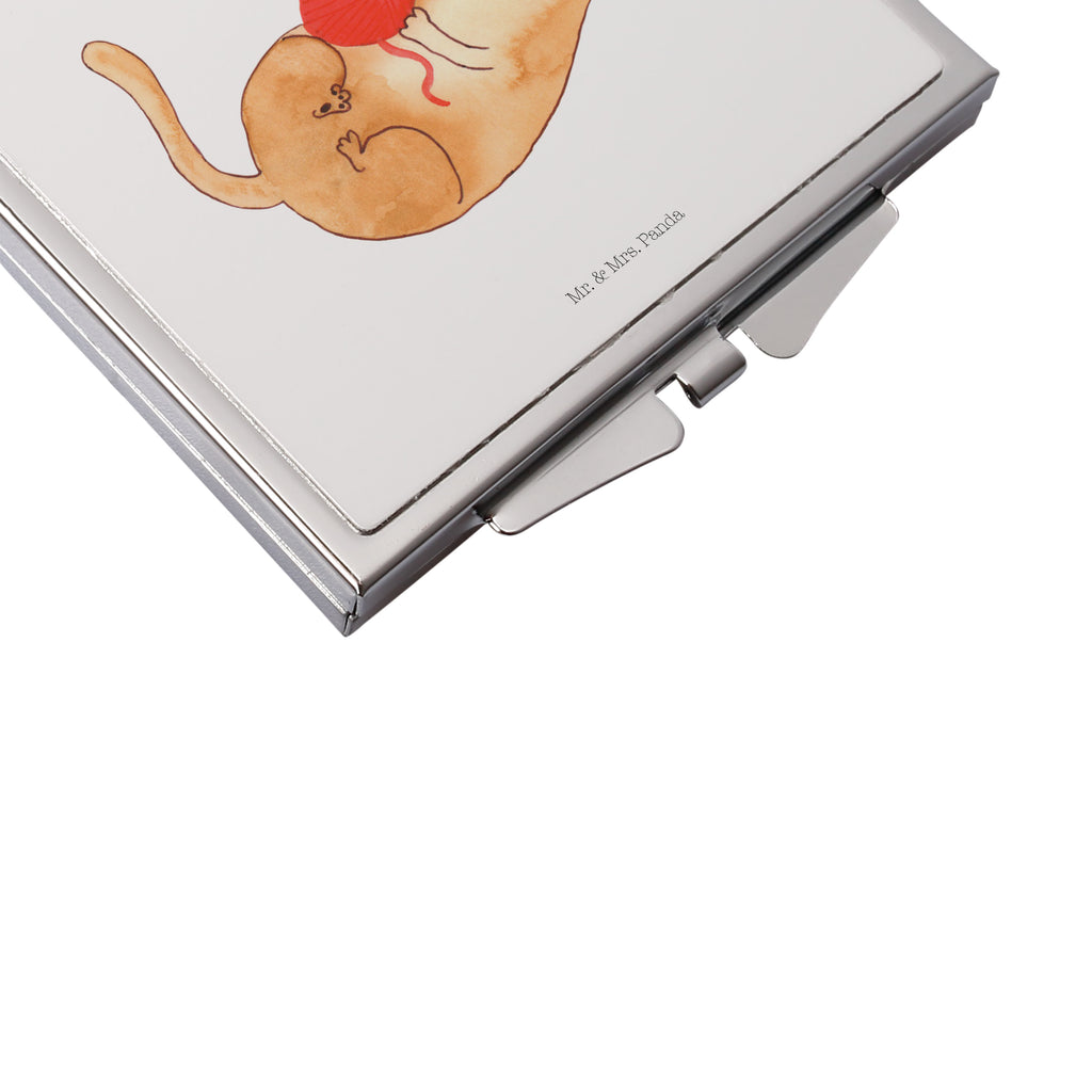 Handtaschenspiegel quadratisch Katzen Wollknäul Spiegel, Handtasche, Quadrat, silber, schminken, Schminkspiegel, Katze, Katzenmotiv, Katzenfan, Katzendeko, Katzenfreund, Katzenliebhaber, Katzenprodukte, Katzenartikel, Katzenaccessoires, Katzensouvenirs, Katzenliebhaberprodukte, Katzenmotive, Katzen, Kater, Mietze, Cat, Cats, Katzenhalter, Katzenbesitzerin, Haustier, Wollknäuel, Wolle, Spielen, Spiel, verspielt