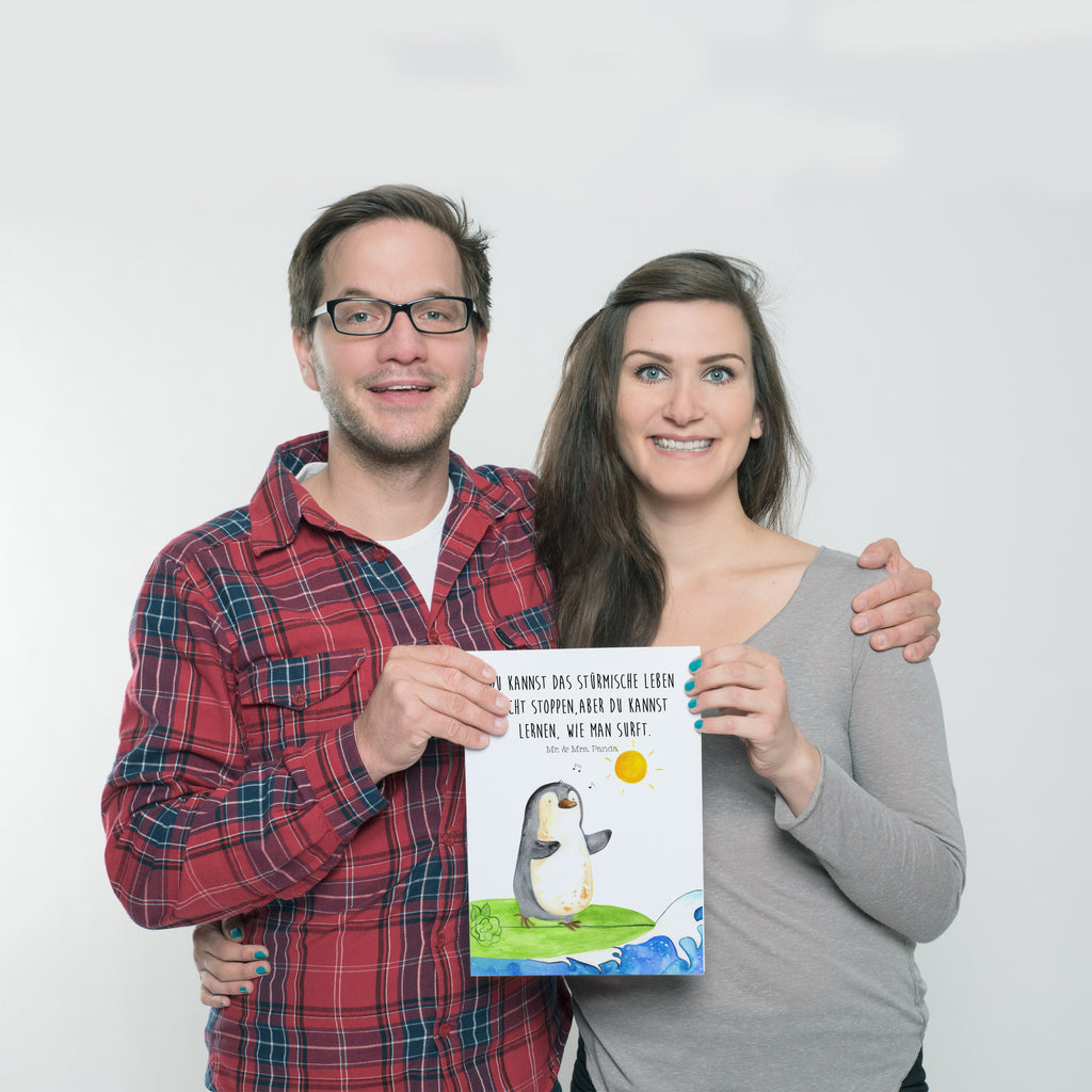Poster Pinguin Surfer Poster, Wandposter, Bild, Wanddeko, Küchenposter, Kinderposter, Wanddeko Bild, Raumdekoration, Wanddekoration, Handgemaltes Poster, Mr. & Mrs. Panda Poster, Designposter, Kunstdruck, Posterdruck, Pinguin, Pinguine, surfen, Surfer, Hawaii, Urlaub, Wellen, Wellen reiten, Portugal