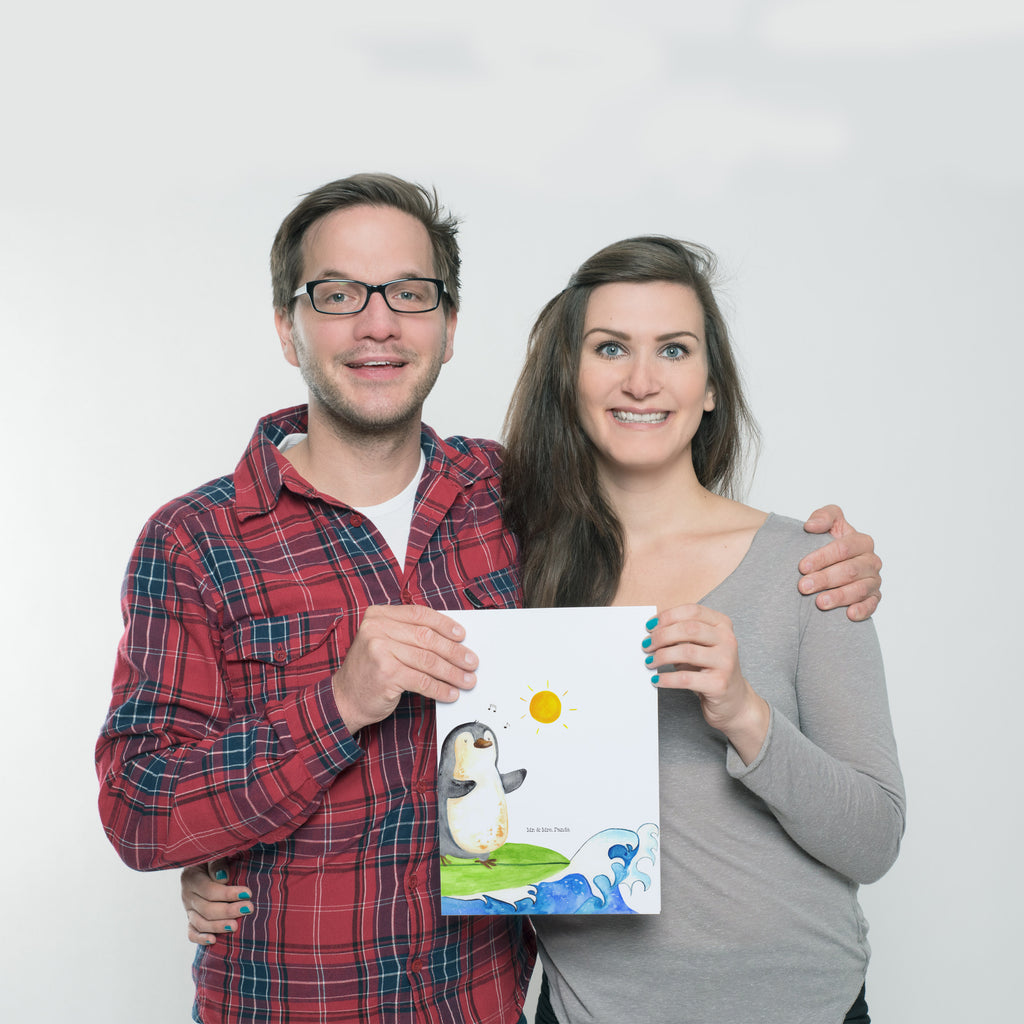 Poster Pinguin Surfer Poster, Wandposter, Bild, Wanddeko, Küchenposter, Kinderposter, Wanddeko Bild, Raumdekoration, Wanddekoration, Handgemaltes Poster, Mr. & Mrs. Panda Poster, Designposter, Kunstdruck, Posterdruck, Pinguin, Pinguine, surfen, Surfer, Hawaii, Urlaub, Wellen, Wellen reiten, Portugal