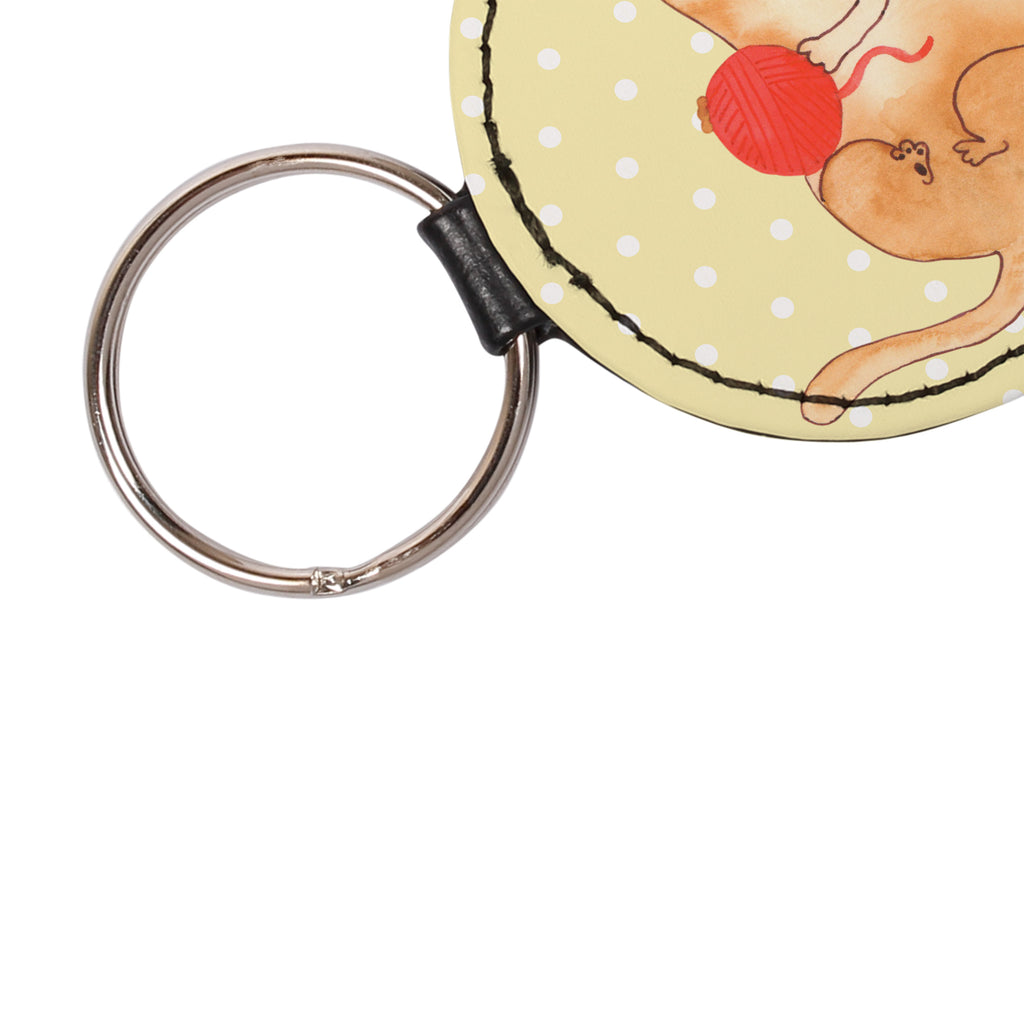 Rund Schlüsselanhänger Katzen Wollknäul Schlüsselanhänger, Anhänger, Taschenanhänger, Glücksbringer, Schutzengel, Katze, Katzenmotiv, Katzenfan, Katzendeko, Katzenfreund, Katzenliebhaber, Katzenprodukte, Katzenartikel, Katzenaccessoires, Katzensouvenirs, Katzenliebhaberprodukte, Katzenmotive, Katzen, Kater, Mietze, Cat, Cats, Katzenhalter, Katzenbesitzerin, Haustier, Wollknäuel, Wolle, Spielen, Spiel, verspielt