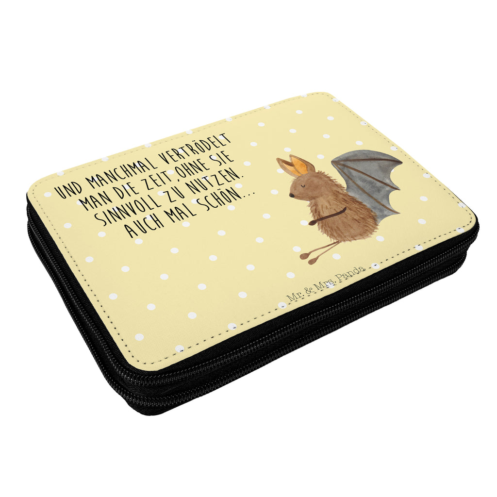 Federmappe Fledermaus sitzend Federmappe, Stiftetasche, Stifte Etui, Schule, Einschulung, Geschenk, Kind, Schüler, Schülerin, Stifterolle, Federmäppchen, Motiv, Grundschule, Federmäppchen bedruckt, Büro Stifte Etui, Bestückte Federmappe, Kinder Federmappe, Federmappe Einschulung, Tiermotive, Gute Laune, lustige Sprüche, Tiere, Fledermaus, Fledermäuse, Motivation, entspannen