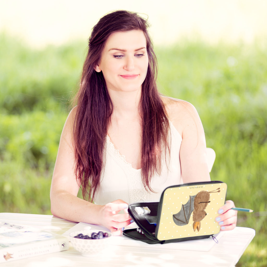 Federmappe Fledermaus sitzend Federmappe, Stiftetasche, Stifte Etui, Schule, Einschulung, Geschenk, Kind, Schüler, Schülerin, Stifterolle, Federmäppchen, Motiv, Grundschule, Federmäppchen bedruckt, Büro Stifte Etui, Bestückte Federmappe, Kinder Federmappe, Federmappe Einschulung, Tiermotive, Gute Laune, lustige Sprüche, Tiere, Fledermaus, Fledermäuse, Motivation, entspannen