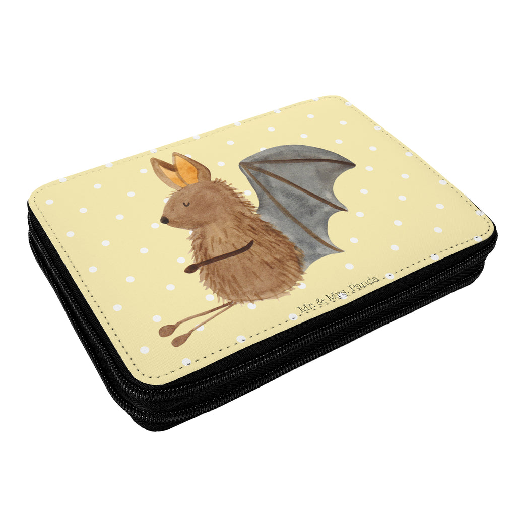Federmappe Fledermaus sitzend Federmappe, Stiftetasche, Stifte Etui, Schule, Einschulung, Geschenk, Kind, Schüler, Schülerin, Stifterolle, Federmäppchen, Motiv, Grundschule, Federmäppchen bedruckt, Büro Stifte Etui, Bestückte Federmappe, Kinder Federmappe, Federmappe Einschulung, Tiermotive, Gute Laune, lustige Sprüche, Tiere, Fledermaus, Fledermäuse, Motivation, entspannen