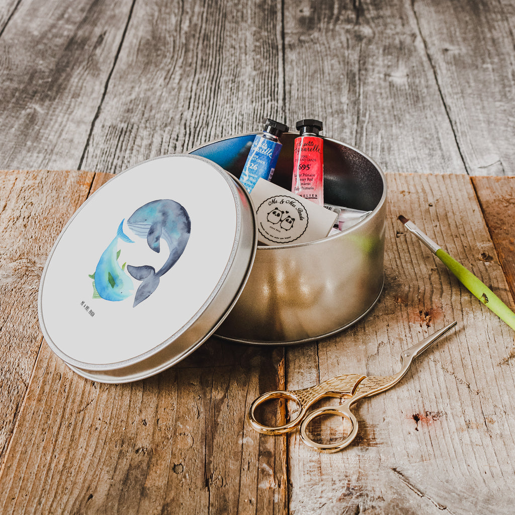 Blechdose rund Walfisch & Thunfisch Metalldose, Keksdose, Dose, Vorratsdose, Geschenkbox, Tiermotive, Gute Laune, lustige Sprüche, Tiere, Wal, Wahl, Tunfisch, Wortwitz lustig, Spruch lustig, Flachwitz, Witz, Spruch des Tages, Flachwitz Geschenk