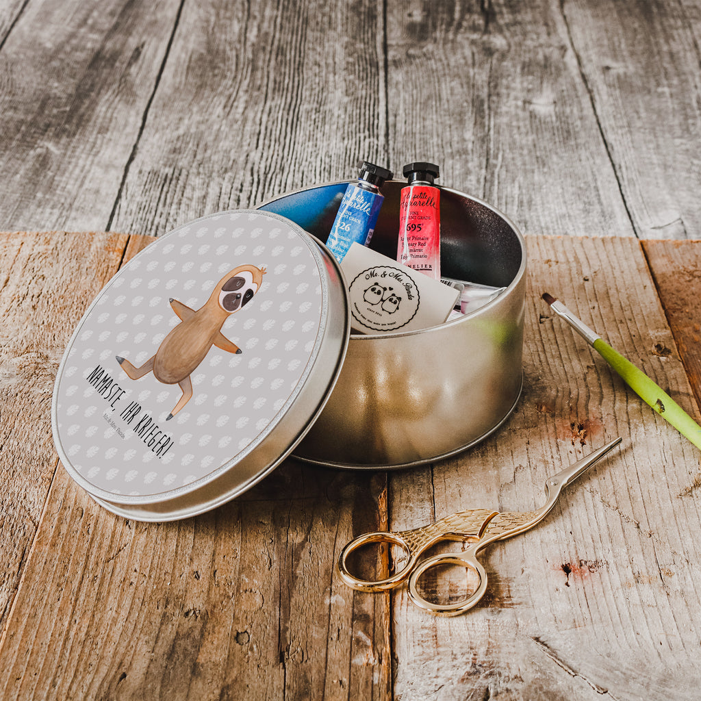 Blechdose rund Faultier  Yoga Metalldose, Keksdose, Dose, Vorratsdose, Geschenkbox, Faultier, Faultier Geschenk, Faultier Deko, Faultiere, faul, Lieblingstier, Yoga, Namaste, Krieger, Yogaübungen, Meditation, Atmung, Gelassenheit, Entspannung