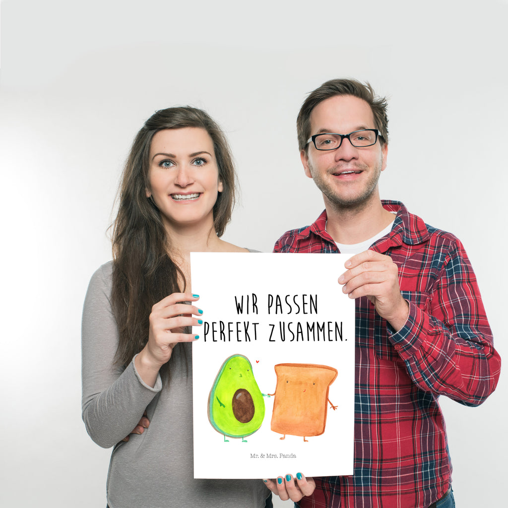 Poster Avocado + Toast Poster, Wandposter, Bild, Wanddeko, Küchenposter, Kinderposter, Wanddeko Bild, Raumdekoration, Wanddekoration, Handgemaltes Poster, Mr. & Mrs. Panda Poster, Designposter, Kunstdruck, Posterdruck, Avocado, Veggie, Vegan, Gesund, Toast, Toastbrot, Liebespaar, Pärchen, Freund, Freundin, Verlobt, Verlobungsparty, Hochzeit, Hochzeitsgeschenk, Jahrestag, Jahrestagsgeschenk