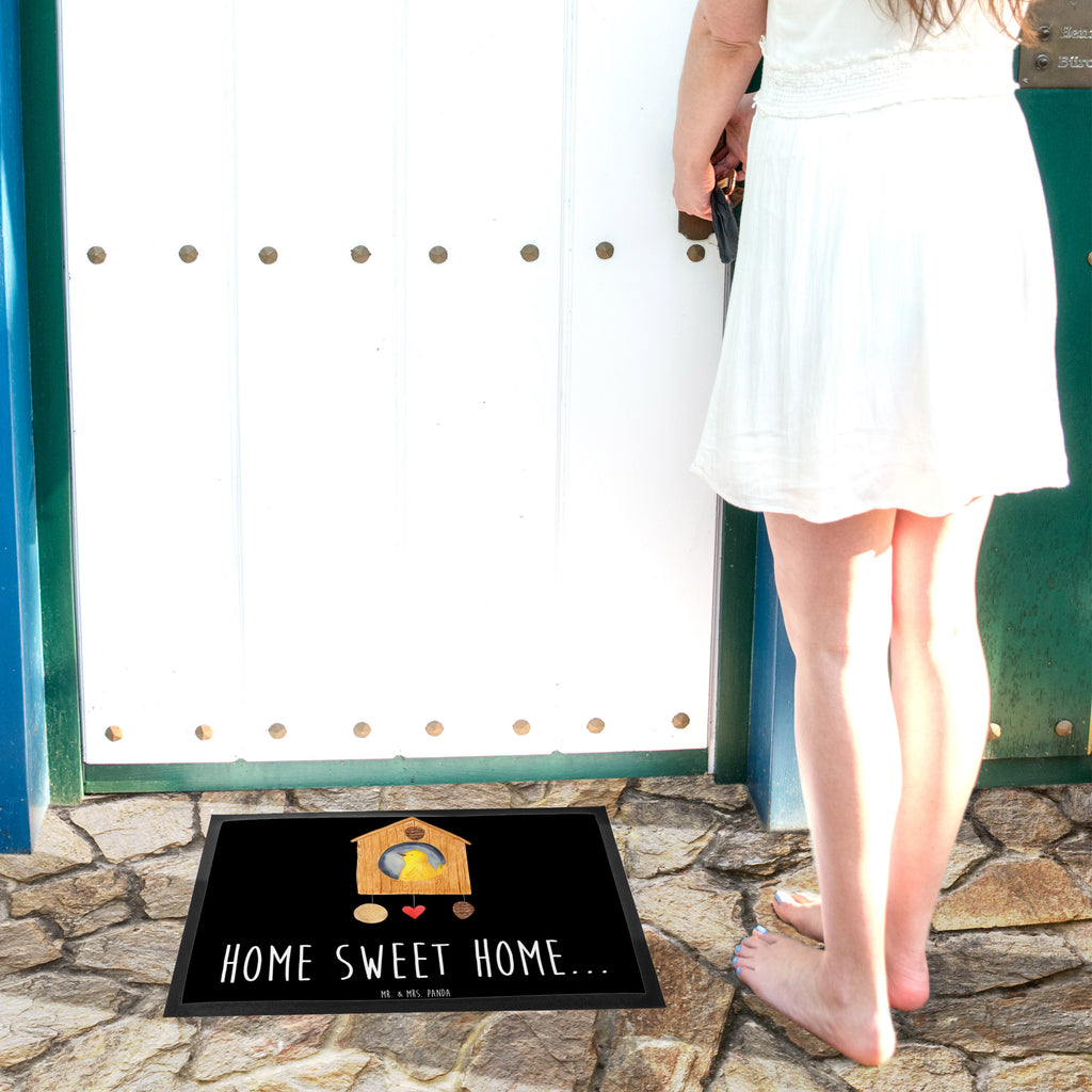 Fußmatte Vogelhaus sweet Home Vogelhaus, Vogel, Home sweet Home, Einzug, Umzug, Geschenk, Einzugsgeschenk, Hausbau, Haus Türvorleger, Schmutzmatte, Fußabtreter, Matte, Schmutzfänger, Fußabstreifer, Schmutzfangmatte, Türmatte, Motivfußmatte,  Haustürmatte, Vorleger  süße Tiermotive, gute Laune, lustige Sprüche, Tiere