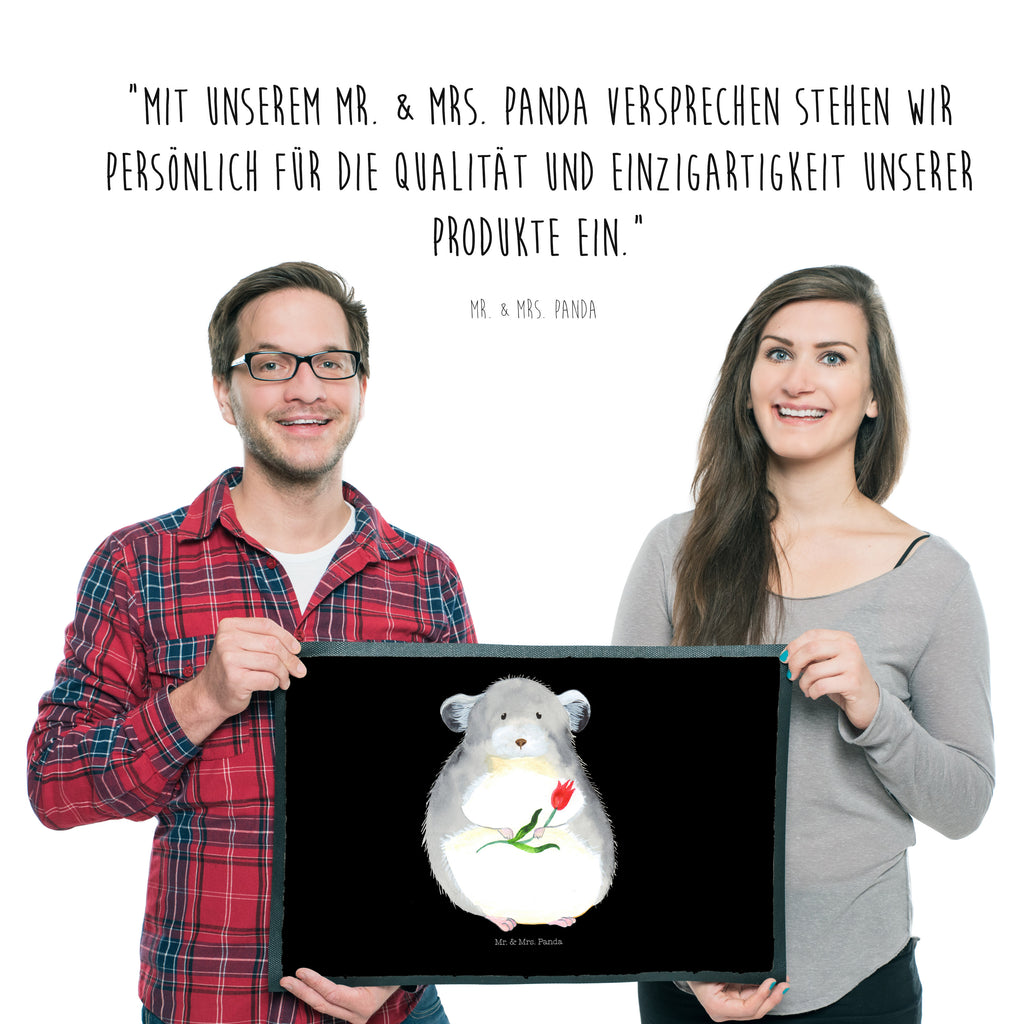 Fußmatte Chinchilla mit Blume Chinchilla, Chinchillas, Liebeskummer, Kummer, Depressionen, traurig sein, Chaos, Glücklichsein, Büro, Büroalltag Türvorleger, Schmutzmatte, Fußabtreter, Matte, Schmutzfänger, Fußabstreifer, Schmutzfangmatte, Türmatte, Motivfußmatte,  Haustürmatte, Vorleger  süße Tiermotive, gute Laune, lustige Sprüche, Tiere