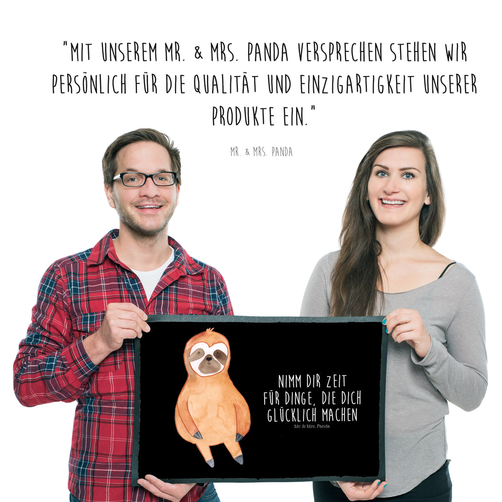 Fußmatte Faultier Zufrieden Faultier, Faultiere, faul, Lieblingstier, Pause, relaxen, Glück, glücklich, zufrieden, happy, Zufriedenheit, Gelassenheit, Ruhe, Frieden Türvorleger, Schmutzmatte, Fußabtreter, Matte, Schmutzfänger, Fußabstreifer, Schmutzfangmatte, Türmatte, Motivfußmatte,  Haustürmatte, Vorleger  Faultier, Faultier Geschenk, Faultier Deko