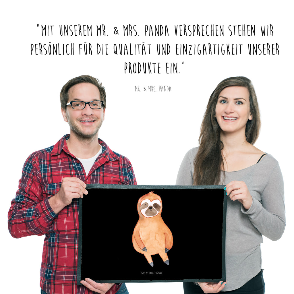 Fußmatte Faultier Zufrieden Faultier, Faultiere, faul, Lieblingstier, Pause, relaxen, Glück, glücklich, zufrieden, happy, Zufriedenheit, Gelassenheit, Ruhe, Frieden Türvorleger, Schmutzmatte, Fußabtreter, Matte, Schmutzfänger, Fußabstreifer, Schmutzfangmatte, Türmatte, Motivfußmatte,  Haustürmatte, Vorleger  Faultier, Faultier Geschenk, Faultier Deko