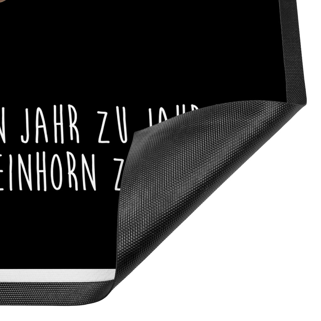 Fußmatte Einhorn Koffer Einhorn, unicorn, Einhörner, Koffer, Verreisen, Reise, Gepäck, Abenteuer, Erwachsen, Kind, albern, Spaß, lustig, witzig,  Türvorleger, Schmutzmatte, Fußabtreter, Matte, Schmutzfänger, Fußabstreifer, Schmutzfangmatte, Türmatte, Motivfußmatte,  Haustürmatte, Vorleger  Einhorn, Einhörner, Einhorn Deko, Pegasus, Unicorn