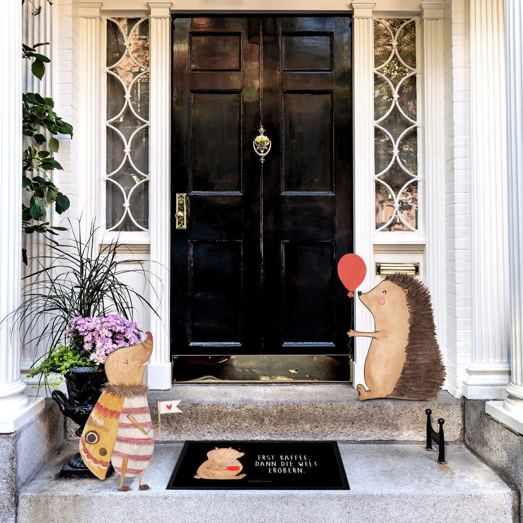 Fußmatte Bär Kaffee Kaffee, Coffee, Bär, Bären, guten Morgen, Morgenroutine, Welt erobern, Welt retten, Motivation	 Türvorleger, Schmutzmatte, Fußabtreter, Matte, Schmutzfänger, Fußabstreifer, Schmutzfangmatte, Türmatte, Motivfußmatte,  Haustürmatte, Vorleger  Bär, Teddy, Teddybär