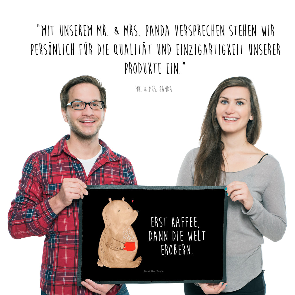 Fußmatte Bär Kaffee Kaffee, Coffee, Bär, Bären, guten Morgen, Morgenroutine, Welt erobern, Welt retten, Motivation	 Türvorleger, Schmutzmatte, Fußabtreter, Matte, Schmutzfänger, Fußabstreifer, Schmutzfangmatte, Türmatte, Motivfußmatte,  Haustürmatte, Vorleger  Bär, Teddy, Teddybär