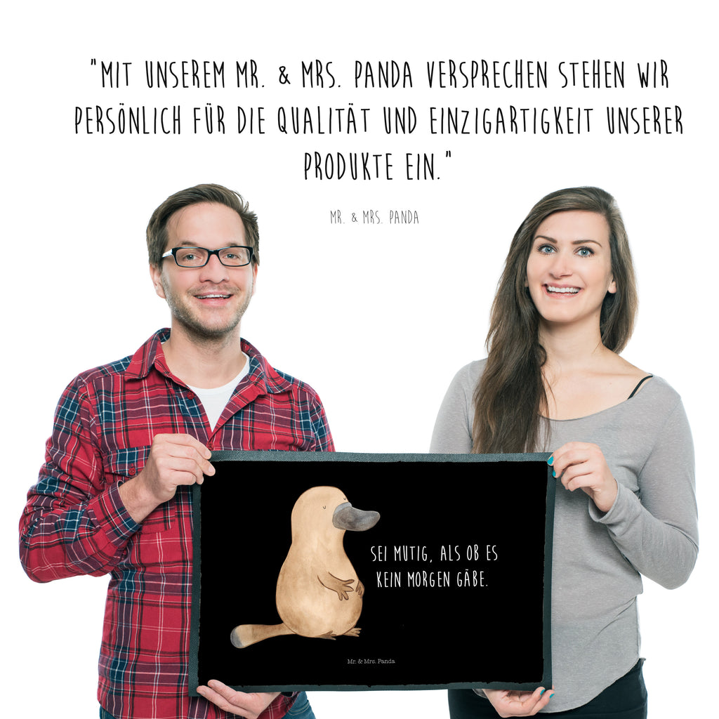 Fußmatte Schnabeltier mutig Schnabeltier, Mut, mutig, Lebensweisheit, Schnabeltiere, Motivation, Training, Büro, Arbeit, Neuanfang, Neustart, Weltreise, Raodtrip	 Türvorleger, Schmutzmatte, Fußabtreter, Matte, Schmutzfänger, Fußabstreifer, Schmutzfangmatte, Türmatte, Motivfußmatte,  Haustürmatte, Vorleger  Meerestiere, Meer, Urlaub