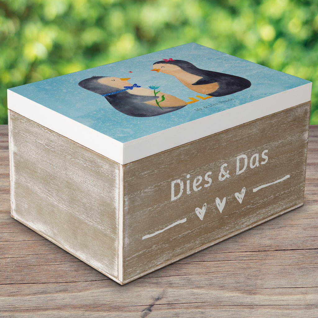 Holzkiste Pinguin Pärchen Holzkiste, Kiste, Schatzkiste, Truhe, Schatulle, XXL, Erinnerungsbox, Erinnerungskiste, Dekokiste, Aufbewahrungsbox, Pinguin, Pinguine, Liebe, Liebespaar, Liebesbeweis, Liebesgeschenk, Verlobung, Jahrestag, Hochzeitstag, Hochzeit, Hochzeitsgeschenk, große Liebe, Traumpaar