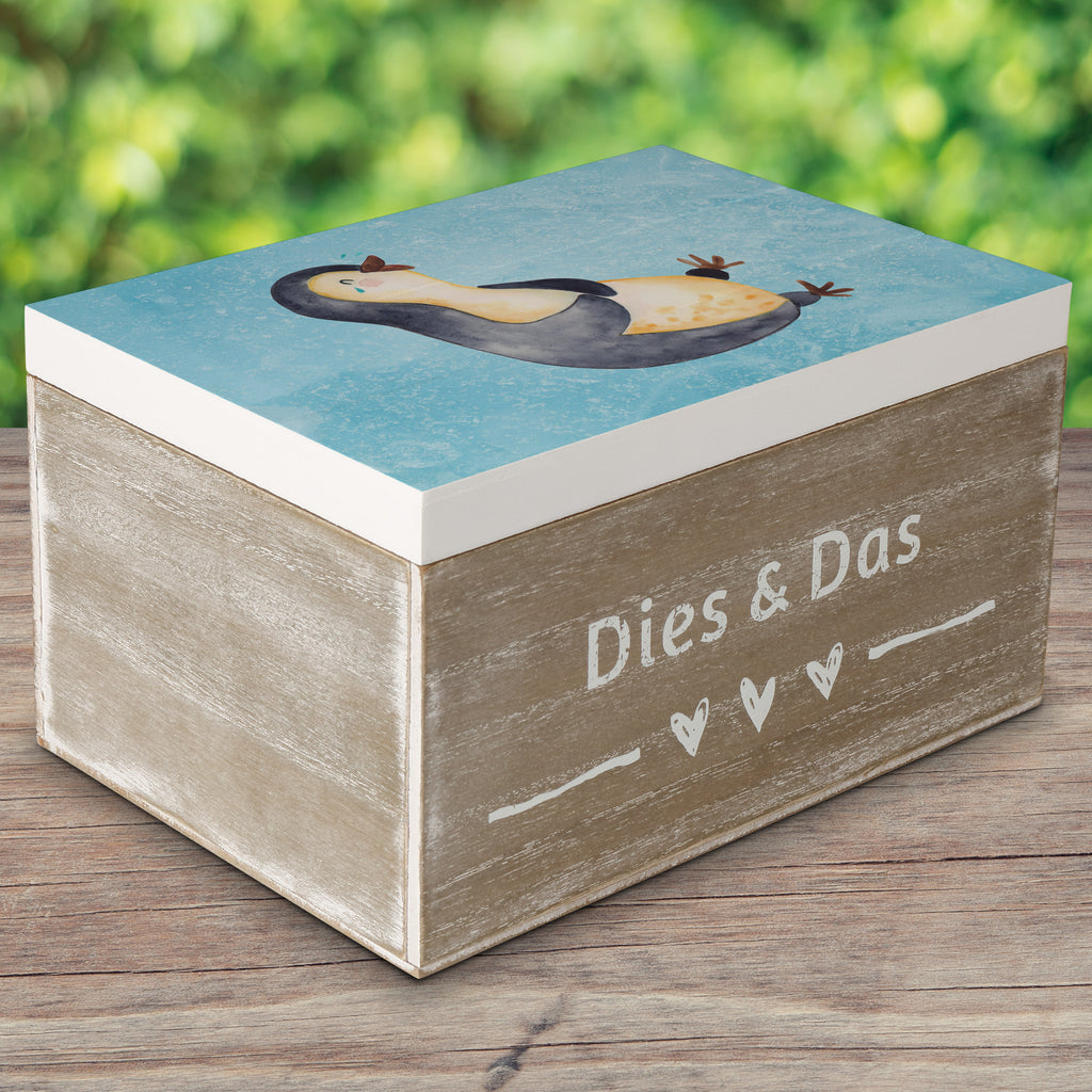 Holzkiste Pinguin lachend Holzkiste, Kiste, Schatzkiste, Truhe, Schatulle, XXL, Erinnerungsbox, Erinnerungskiste, Dekokiste, Aufbewahrungsbox, Pinguin, Pinguine, lustiger Spruch, Optimismus, Fröhlich, Lachen, Humor, Fröhlichkeit