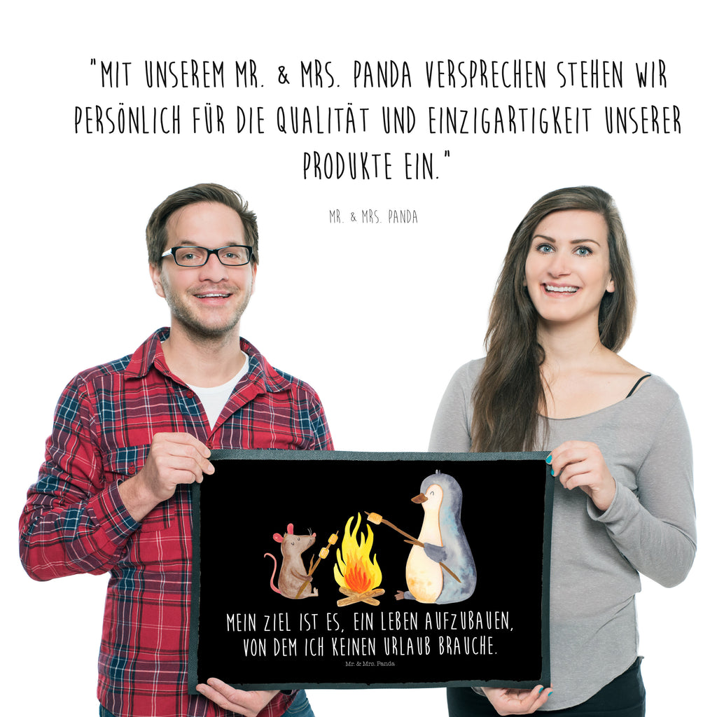Fußmatte Pinguin Lagerfeuer Türvorleger, Schmutzmatte, Fußabtreter, Matte, Schmutzfänger, Fußabstreifer, Schmutzfangmatte, Türmatte, Motivfußmatte, Haustürmatte, Vorleger, Pinguin, Maus, Pinguine, Lagerfeuer, Leben, Arbeit, Job, Motivation, Büro, Büroalltag, Lebensspruch, Lebensmotivation, Neustart, Liebe, grillen, Feuer, Marshmallows