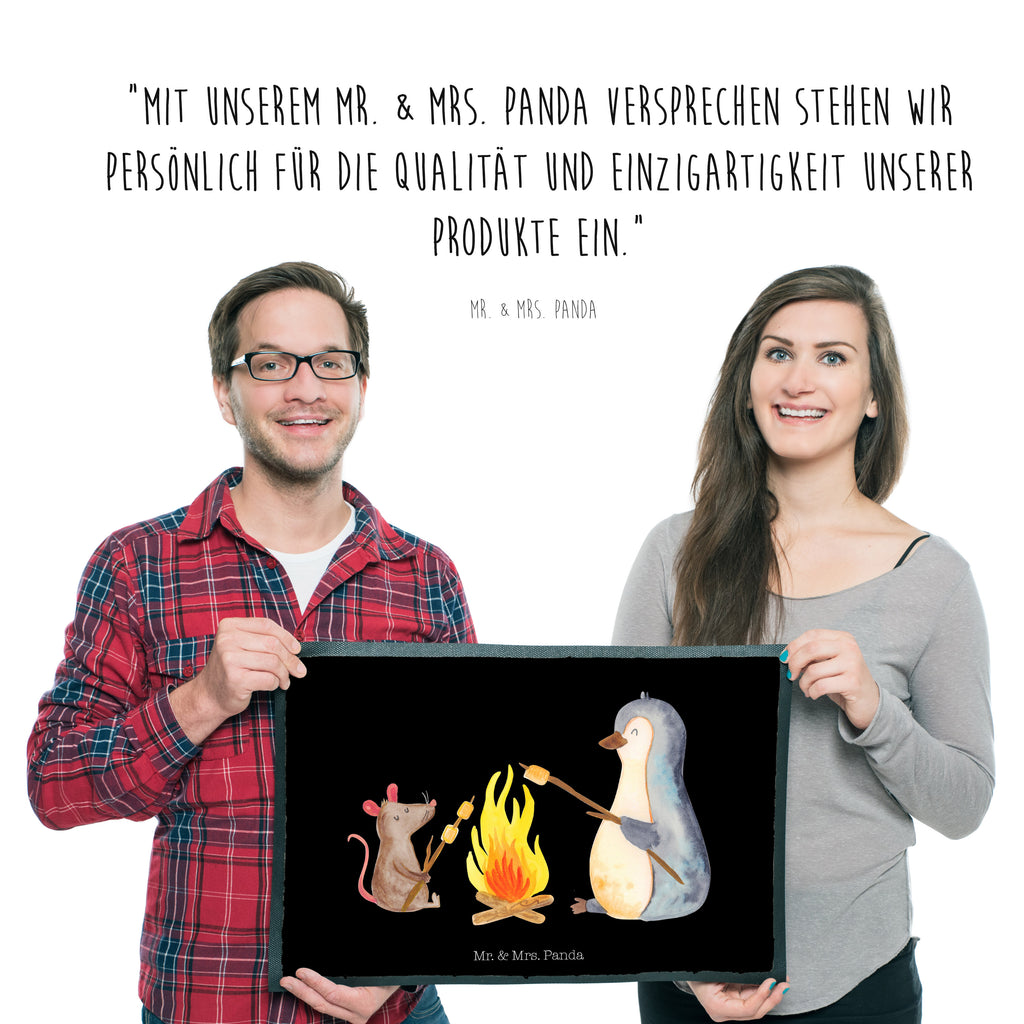 Fußmatte Pinguin Lagerfeuer Türvorleger, Schmutzmatte, Fußabtreter, Matte, Schmutzfänger, Fußabstreifer, Schmutzfangmatte, Türmatte, Motivfußmatte, Haustürmatte, Vorleger, Pinguin, Maus, Pinguine, Lagerfeuer, Leben, Arbeit, Job, Motivation, Büro, Büroalltag, Lebensspruch, Lebensmotivation, Neustart, Liebe, grillen, Feuer, Marshmallows