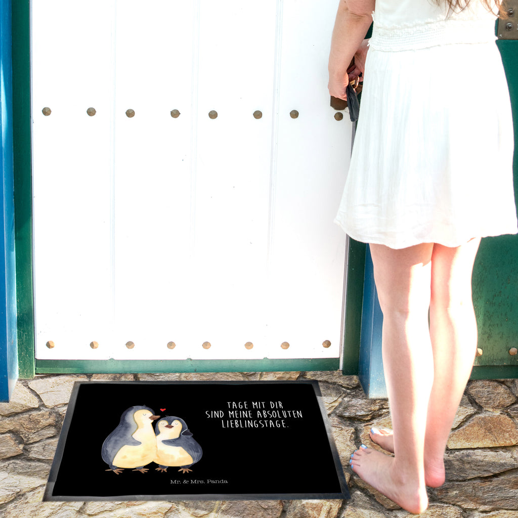 Fußmatte Pinguin umarmend Türvorleger, Schmutzmatte, Fußabtreter, Matte, Schmutzfänger, Fußabstreifer, Schmutzfangmatte, Türmatte, Motivfußmatte, Haustürmatte, Vorleger, Pinguin, Liebe, Liebespaar, Liebesbeweis, Liebesgeschenk, Verlobung, Jahrestag, Hochzeitstag, Hochzeit, Hochzeitsgeschenk