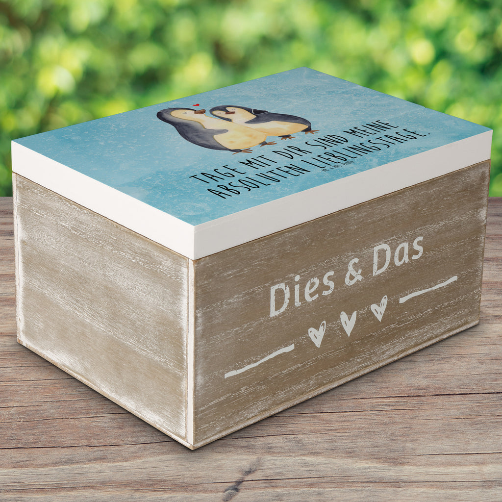 Holzkiste Pinguin umarmend Holzkiste, Kiste, Schatzkiste, Truhe, Schatulle, XXL, Erinnerungsbox, Erinnerungskiste, Dekokiste, Aufbewahrungsbox, Pinguin, Liebe, Liebespaar, Liebesbeweis, Liebesgeschenk, Verlobung, Jahrestag, Hochzeitstag, Hochzeit, Hochzeitsgeschenk
