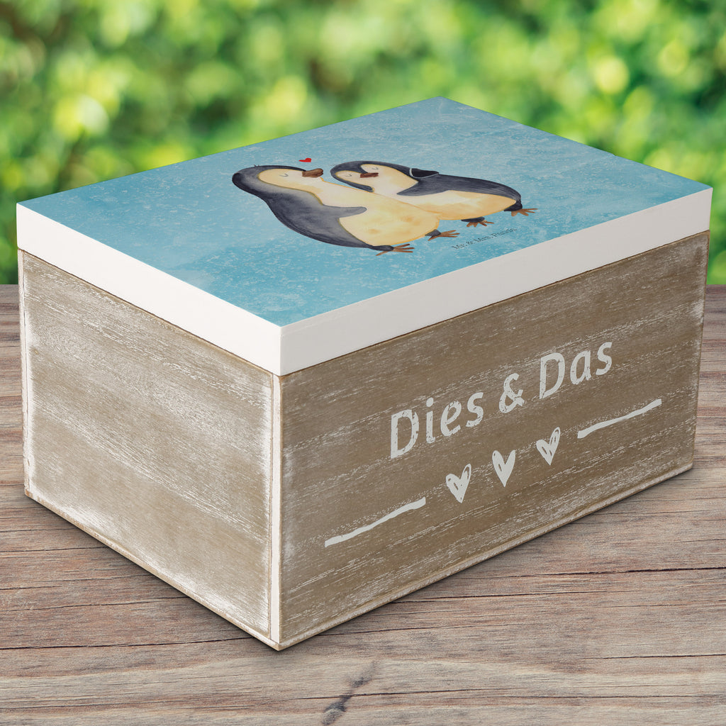 Holzkiste Pinguin umarmend Holzkiste, Kiste, Schatzkiste, Truhe, Schatulle, XXL, Erinnerungsbox, Erinnerungskiste, Dekokiste, Aufbewahrungsbox, Pinguin, Liebe, Liebespaar, Liebesbeweis, Liebesgeschenk, Verlobung, Jahrestag, Hochzeitstag, Hochzeit, Hochzeitsgeschenk