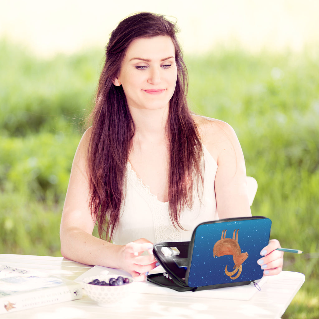 Federmappe Sternzeichen Steinbock Federmappe, Stiftetasche, Stifte Etui, Schule, Einschulung, Geschenk, Kind, Schüler, Schülerin, Stifterolle, Federmäppchen, Motiv, Grundschule, Federmäppchen bedruckt, Büro Stifte Etui, Bestückte Federmappe, Kinder Federmappe, Federmappe Einschulung, Tierkreiszeichen, Sternzeichen, Horoskop, Astrologie, Aszendent, Steinböcke, Steinbock Geschenk, Steinbock Sternzeichen, Geschenk Dezember, Geschenk Januar, Geburtstag Dezember, Geburtstag Januar, Ziege, Bock