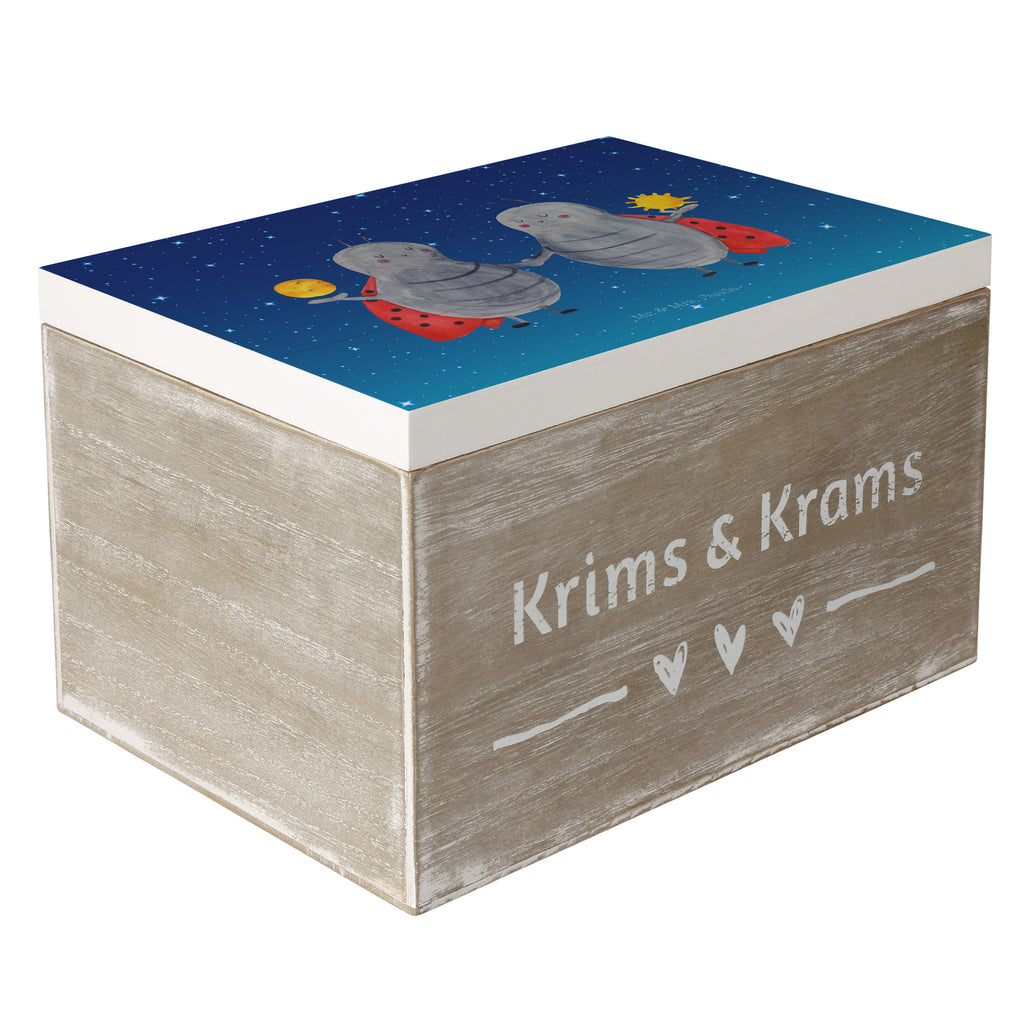 Holzkiste Sternzeichen Zwilling Holzkiste, Kiste, Schatzkiste, Truhe, Schatulle, XXL, Erinnerungsbox, Erinnerungskiste, Dekokiste, Aufbewahrungsbox, Tierkreiszeichen, Sternzeichen, Horoskop, Astrologie, Aszendent, Zwillinge, Zwilling Geschenk, Zwilling Sternzeichen, Geburtstag Mai, Geschenk Mai, Geschenk Juni, Marienkäfer, Glückskäfer, Zwillingsbruder, Zwillingsschwester