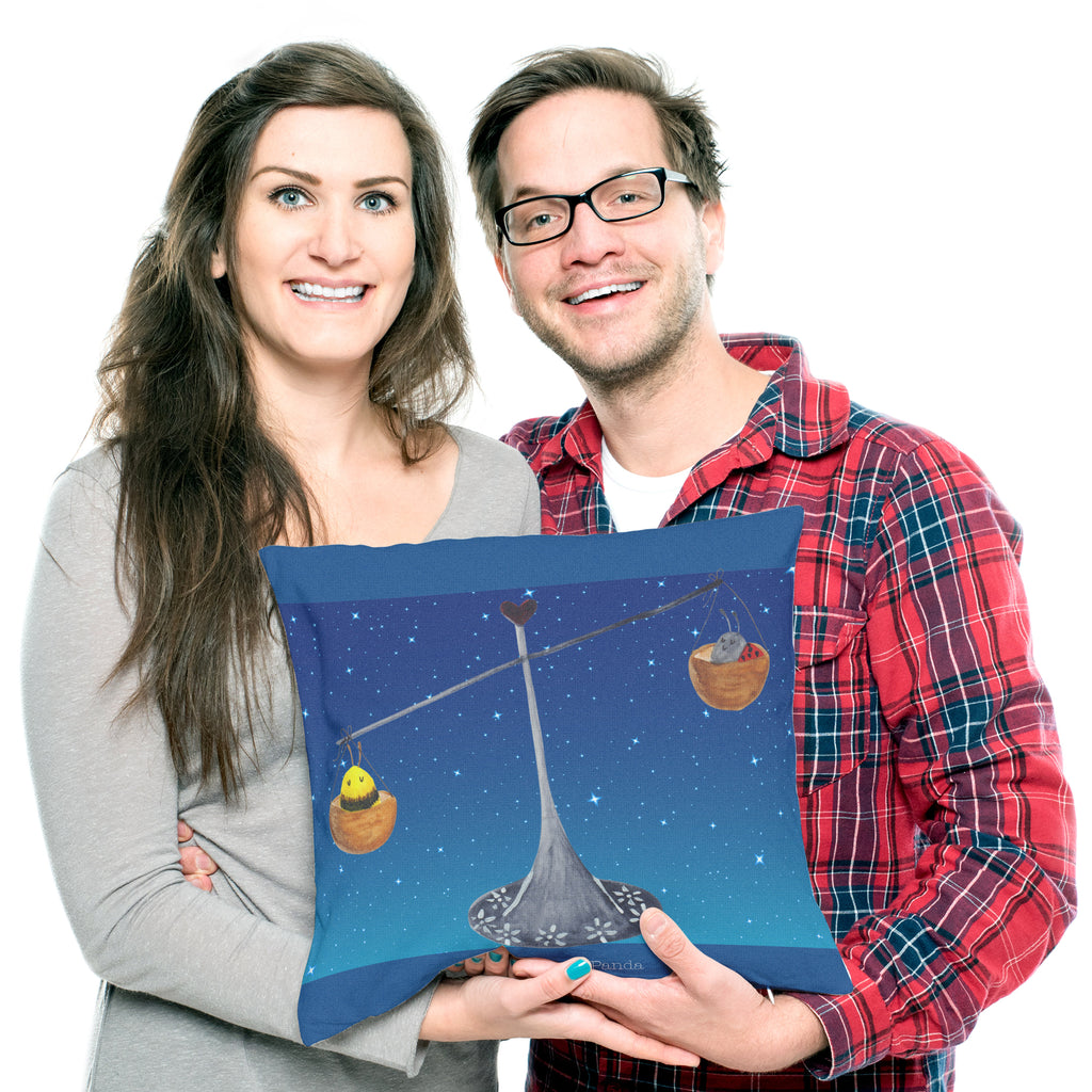 40x40 Kissen Sternzeichen Waage Kissenhülle, Kopfkissen, Sofakissen, Dekokissen, Motivkissen, Tierkreiszeichen, Sternzeichen, Horoskop, Astrologie, Aszendent, Waage, Waage Geschenk, Waage Sternzeichen, Geschenk Oktober, Geschenk September, Geburtstag Oktober, Geburtstag September, Gleichgewicht, Marienkäfer, Hummel, Biene